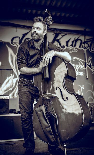 Niels Wilhelm Knudsen with contrabass and urban background - press photo